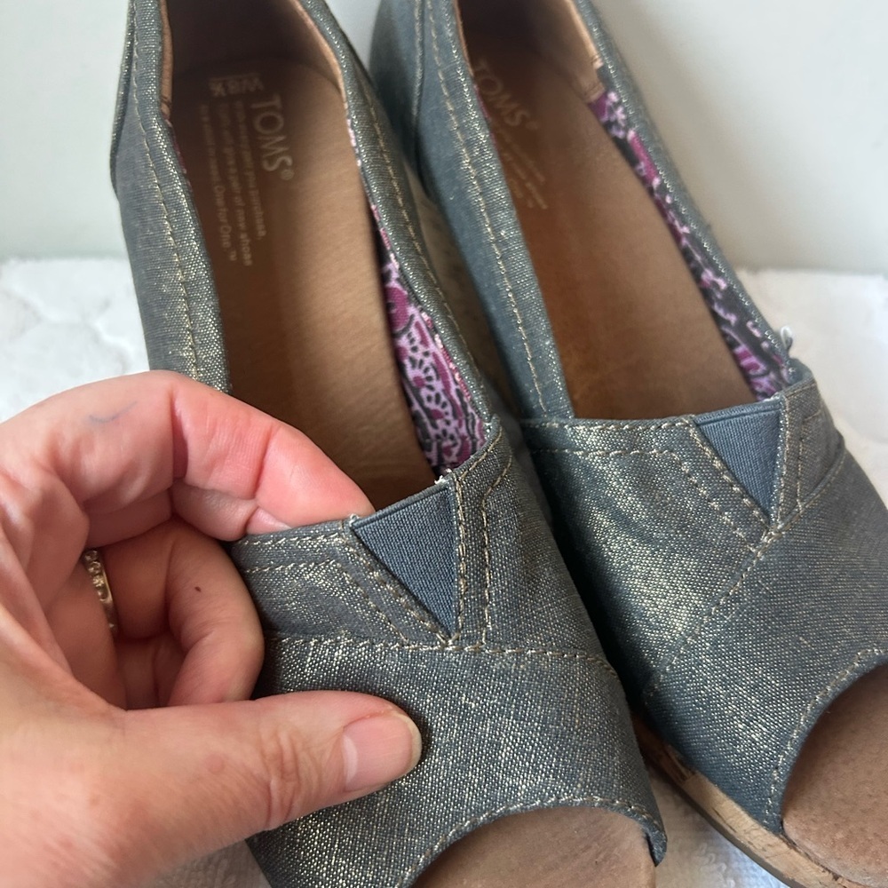 Toms Womens Shiny Denim Wedge Peep Toe Espadrille Sandals Cork Heel Size 8.5 - Picture 4 of 11